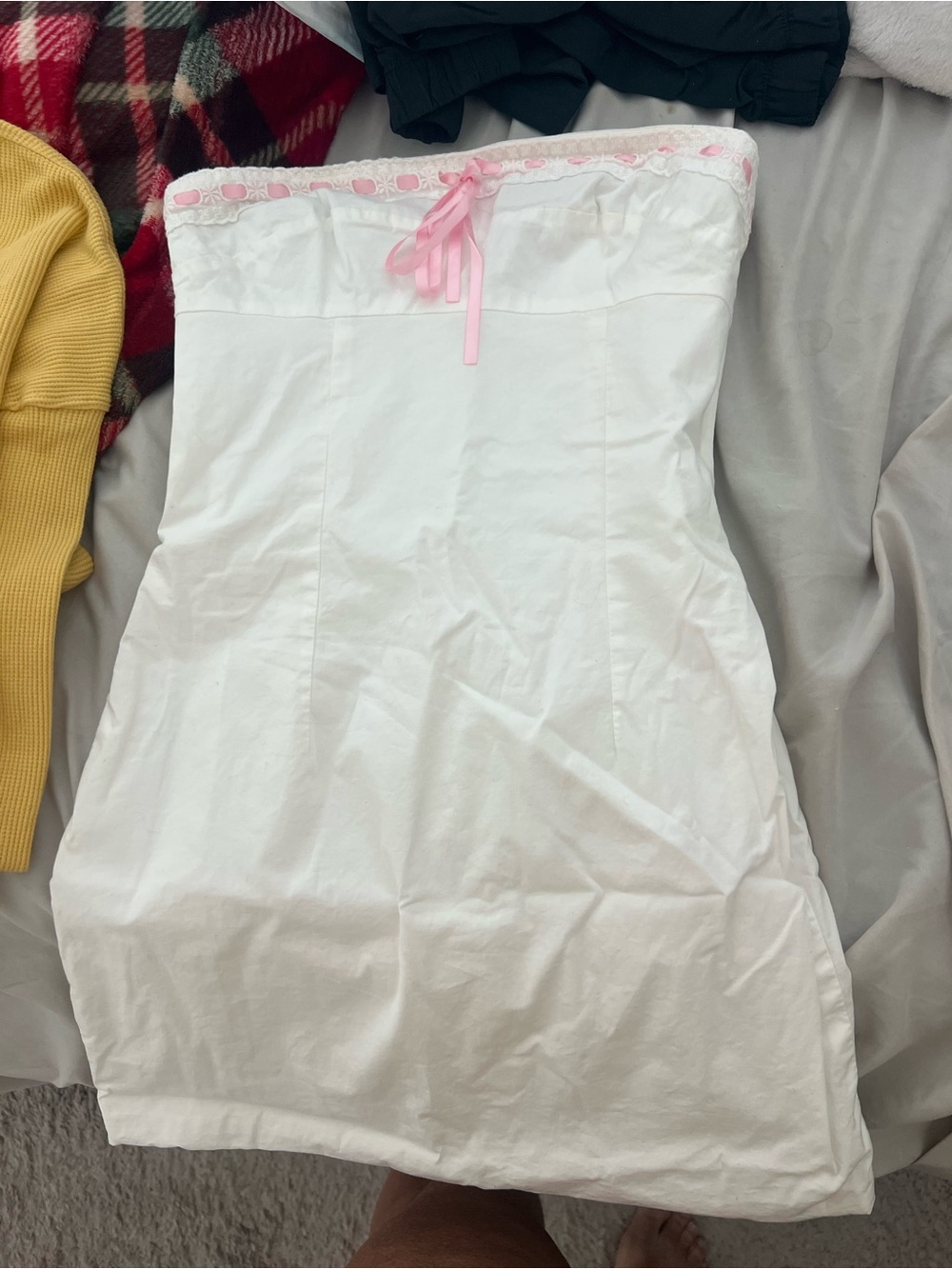 EDIKTED White Strapless Dress with Pink Bow